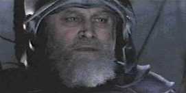 Brian Blessed interpreta o fantasma do pai de Hamlet, na vers�o Kenneth Branagh (1996).