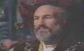 Patrick Stewart (Picard) como o rei Cl�udio, que ele interpretou no palco.