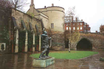 Est�tua de Robin Hood em frente ao castelo de Nottingham